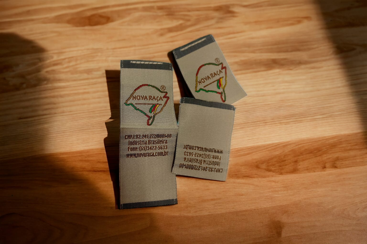 ETIQUETA BORDADA ALTA DEFINIÇÃO, DOBRA MEIO + CORTE ULTRA, 32X90MM - 5 CORES 