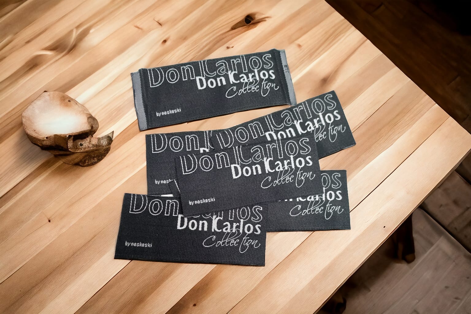 ETIQUETA BORDADA ALTA DEFINIÇÃO, DOBRA CANTOS, 33X90MM - 2 CORES